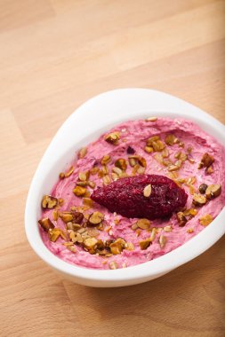 Tahıllı organik bitki temelli humus. Glütensiz vejetaryen yemeği için mükemmel. Sipariş ve teslimat için taze ev yapımı. Sağlıklı yemek fotoğrafçılığı.