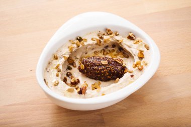 Tahıllı organik bitki temelli humus. Glütensiz vejetaryen yemeği için mükemmel. Sipariş ve teslimat için taze ev yapımı. Sağlıklı yemek fotoğrafçılığı.