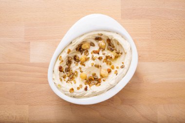 Tahıl gevreği ve bezelye soslu organik bitki temelli humus. Glütensiz vejetaryen yemeği için mükemmel. Sipariş ve teslimat için taze ev yapımı. Sağlıklı yemek fotoğrafçılığı.