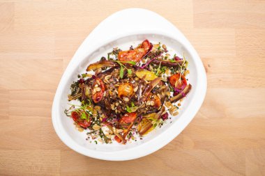 Patlıcan ve kurutulmuş domatesli lezzetli sağlıklı salata. Sağlıklı yaşam için. Paket servis için mükemmel. Vejetaryen yemek fotoğrafları..