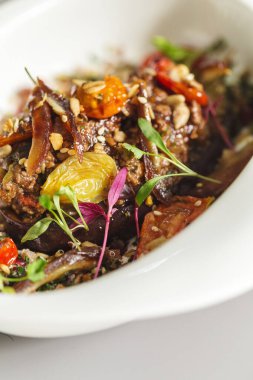 Patlıcan ve kurutulmuş domatesli lezzetli sağlıklı salata. Sağlıklı yaşam için. Paket servis için mükemmel. Vejetaryen yemek fotoğrafçılığı.