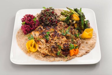 Salata soslu ızgara tavuklu yoğurt. Pancar, kuşkonmaz ve kinoa. Sağlıklı yaşayan vejetaryenler için mükemmel. Organik gıda fotoğrafçılığı konsepti.