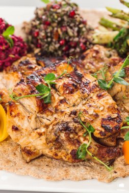 Salata soslu ızgara tavuklu yoğurt. Pancar, kuşkonmaz ve kinoa. Sağlıklı yaşayan vejetaryenler için mükemmel. Organik gıda fotoğrafçılığı konsepti.