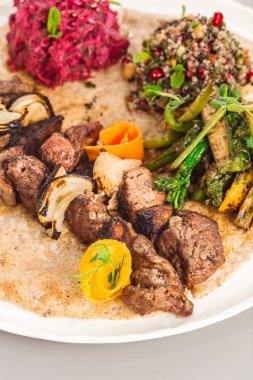 Salata soslu nefis ev yapımı sığır etli yoğurt. Pancar, kuşkonmaz ve kinoa. Organik gıda fotoğrafçılığı odak görünümü.