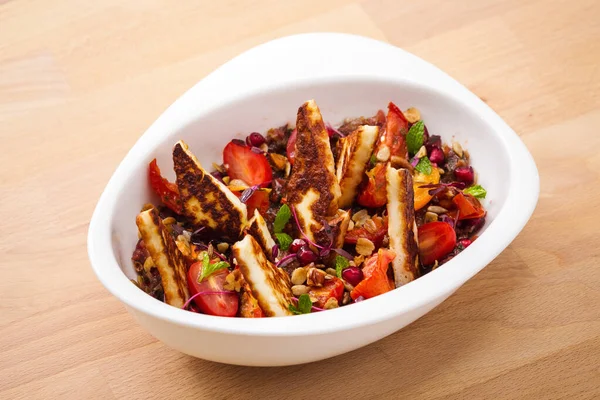 Salada Vegan Caseira Saborosa Com Queijo Grelhado Granola Fotografia Alimentos — Fotografia de Stock