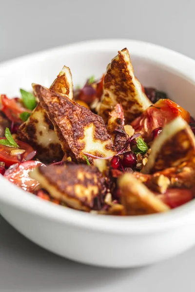 Salada Vegan Caseira Saborosa Com Queijo Grelhado Granola Fotografia Alimentos — Fotografia de Stock