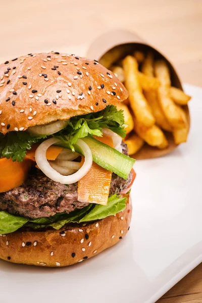 野菜と健康的な自家製牛肉バーガー サイドにポテトフライ ハンバーガーの場所と配送促進のための完璧なコンセプト — ストック写真