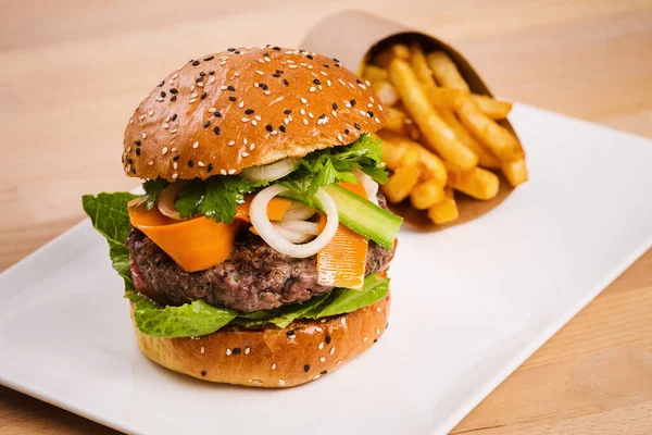 Hambúrguer Carne Caseira Saudável Com Legumes Batatas Fritas Lado Conceito — Fotografia de Stock