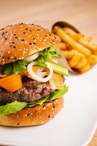 Hambúrguer Carne Caseira Saudável Com Legumes Batatas Fritas Lado Conceito — Fotografia de Stock