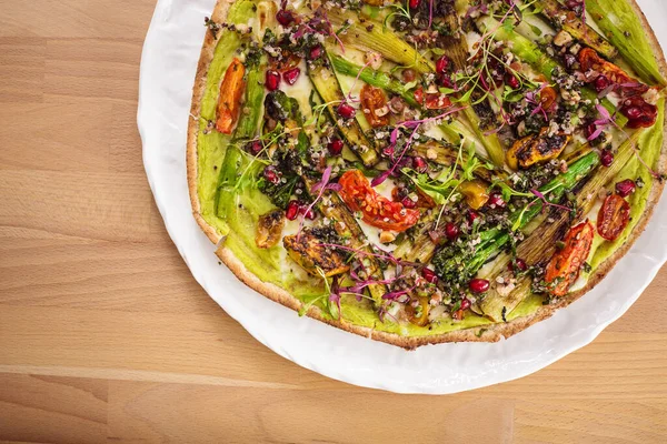 Delicioso Manakish Caseiro Fresco Com Espargos Tomates Secos Quinoa Cebolinha — Fotografia de Stock