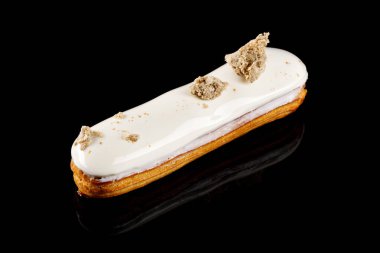 Kremalı ekler ve vanilya jöleli klasik halwa kaplama. Siyah arkaplanda şekerleme fotoğrafçılığı kavramı.