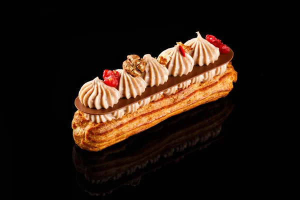 Eclair Met Crème Vulling Cranberry Top Twee Lagen Slagroom Suikerwerk — Stockfoto