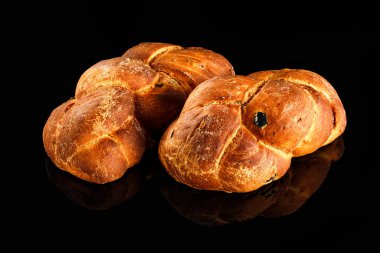 Geleneksel kuru üzümlü ekmek. Siyah arkaplanda fırın konsepti için fotoğraf.