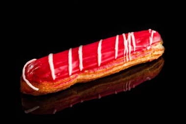 Üzerine çilek serpiştirilmiş çilekli pasta. Şekerleme fotoğrafçılığı konsepti.