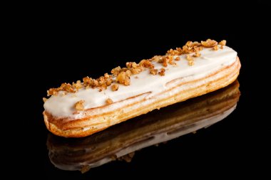 Üzerine ceviz serpiştirilmiş krema serpiştirilmiş beyaz çikolata. Şekerleme fotoğrafçılığı konsepti. Sanat eklerleri. Güzel yemek.