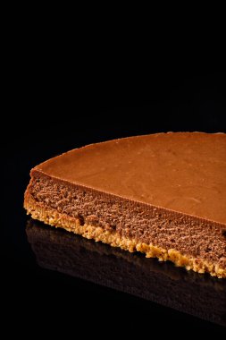 Tiramisu, tereyağlı bisküvi katmanlı, kakao geyiği koyu çikolatayla kaplı. Şekerleme fotoğrafçılığı konsepti.