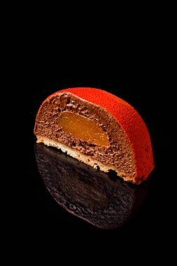 Bir dilim çikolatalı mus tatlısı. Yansımalı karanlık mod. Tatlılar sanatı. Güzel yemek.