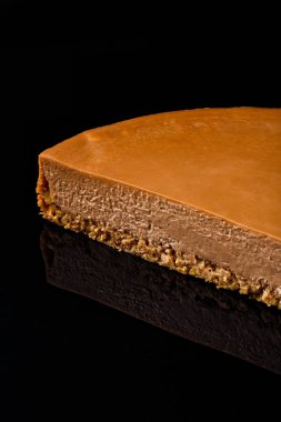 Tiramisu, tereyağlı bisküvi katmanlı, kakao geyiği koyu çikolatayla kaplı. Şekerleme fotoğrafçılığı konsepti.