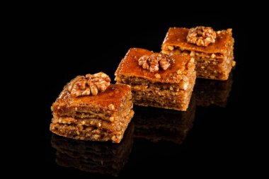 Cevizli mini kek. Günlük kahvaltı için hamur işi. Siyah arkaplan