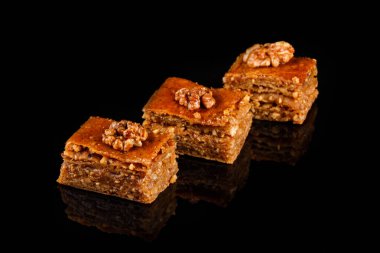 Cevizli mini kek. Günlük kahvaltı için hamur işi. Siyah arkaplan