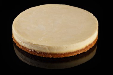 Gerçek Cheesecake. Pastanın tamamını. Tatlılar sanatı. Pastane ve pastane için içerik. Geleneksel aşçılık. Siyah arkaplan