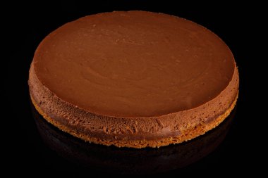 Çikolatalı cheesecake. Pastanın tamamını. Tatlılar sanatı. Pastane ve pastane için içerik. Geleneksel aşçılık. Siyah arkaplan