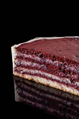 BlackBerry pastası. Pastanın tamamını. Tatlılar sanatı. Pastane ve pastane için içerik. Geleneksel aşçılık. Siyah arkaplan