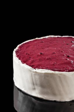 Böğürtlenli kek. Tatlılar sanatı. Pastane ve pastane için içerik. Geleneksel aşçılık. Siyah arkaplan