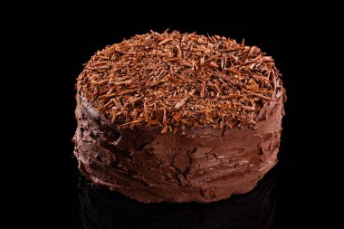 Krem rendelenmiş çikolatayla kaplanmış üç katlı günahkar çikolatalı pasta. Siyah arkaplanda şekerleme fotoğrafçılığı kavramı.