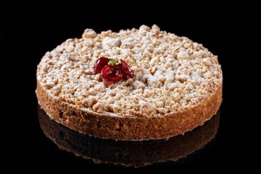 Üstünde şeker tozu ve kiraz olan elmalı pasta. Şekerleme fotoğrafçılığı konsepti üst görünüm.