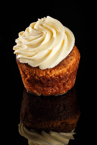 Cupcake Vanille Classique Avec Crème Fouettée Vanille Sur Dessus Photographie — Photo