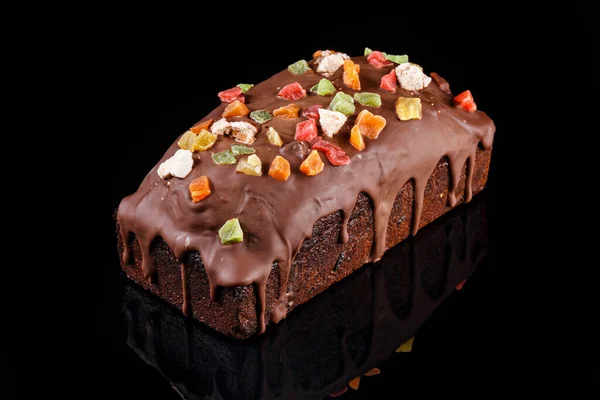 Üzerine Renkli Şekerler Serpiştirilmiş Çikolata Serpilmiş Çikolatalı Kulich Ekmeği Şekerleme — Stok fotoğraf