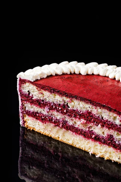 Bir dilim bisküvi keki. Tatlılar sanatı. Pastane ve pastane için içerik. Geleneksel aşçılık