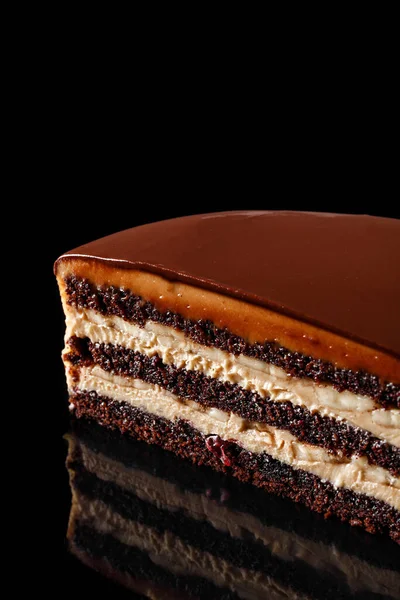 Τριπλή Στρώση Σοκολάτας Υγρό Κέικ Σιρόπι Σοκολάτας Στην Κορυφή Γέμισμα — Φωτογραφία Αρχείου