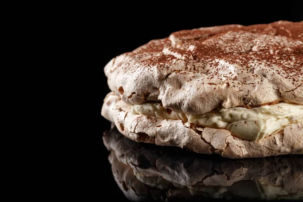 바닐라 크림을 마카롱 케이크 화이트 초콜릿 파우더가 있습니다 — 스톡 사진