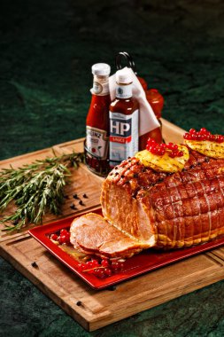 Üzerinde ballı ananas ve kızılcık olan sunulabilir hindi jambonu füme ve yanında da taze kekik dekoru. Tatil için mükemmel. Yemek tarifi kitabı veya dergi konsepti için yemek fotoğrafçılığı.