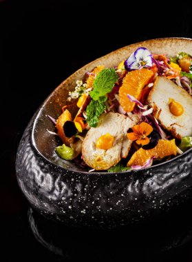 Meksika salata tabağı ve dilimlenmiş tavuk nanesi portakal suyu taze hamuru ve siyah kasede çiçek süslemesi. Yemek fotoğrafçılığı dergi için mükemmel ya da restoranlar için online servis menüsü.