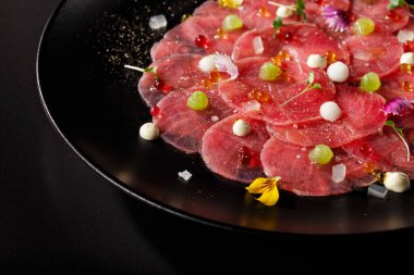 Kekikli saşimi ve üstüne de küçük tatlar. Masa arkasında güzel bir yemek masasında sunulan sashimi menüsü. Yemek fotoğrafçılığı en iyi Asya restoranının menüsünde kullanılır..