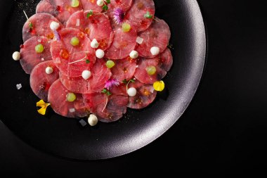 Kekikli saşimi ve üstüne de küçük tatlar. Masa arkasında güzel bir yemek masasında sunulan sashimi menüsü. Yemek fotoğrafçılığı en iyi Asya restoranının menüsünde kullanılır..