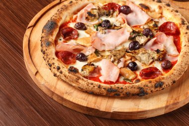 Pontremolina. Piennolo domatesli sıcak İtalyan pizzası, hindi jambonu, enginar, kekik ve salam. Orijinal tarif. Tahta arka planda pizza.