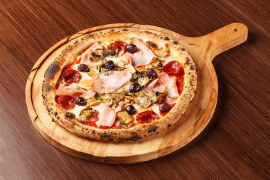 Pontremolina. Piennolo domatesli sıcak İtalyan pizzası, hindi jambonu, enginar, kekik ve salam. Orijinal tarif. Tahta arka planda pizza.
