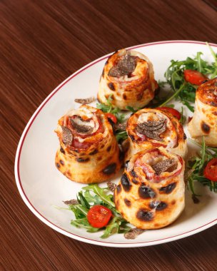 Fior di latte, provolone, hindi jambonu, mantar, bresaola, trüf kremi ve mevsimlik taze mantarlı pizza yaprakları. İtalyan mutfağı. Ahşap arkaplan