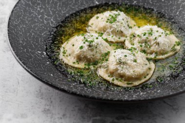 Ravioli Porcini ve şampiyonlar. İtalyan böreği. Hiqh kalitesinde fotoğraf. Terfi için en iyisi. Mermer masa. Yakın çekim ve üst görüntü. Düz yatıyordu