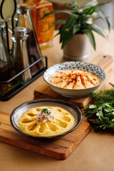 전통에 아슬리 올리브 얹는다 쿼시는 그리스 치즈와 거트로 것이다 식탁에서 — 스톡 사진
