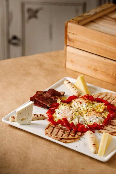 Auténtico Plato Desayuno Mediterráneo Con Huevos Pan Pita Queso Griego —  Fotos de Stock