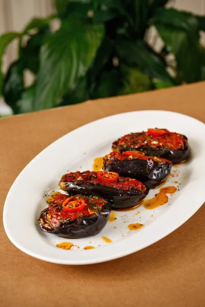 Petites Aubergines Cuites Four Avec Sauce Tomate Sur Une Assiette — Photo