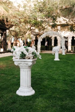 Otelde açık hava düğün partisi. Düğün kemeri ve dekorasyon