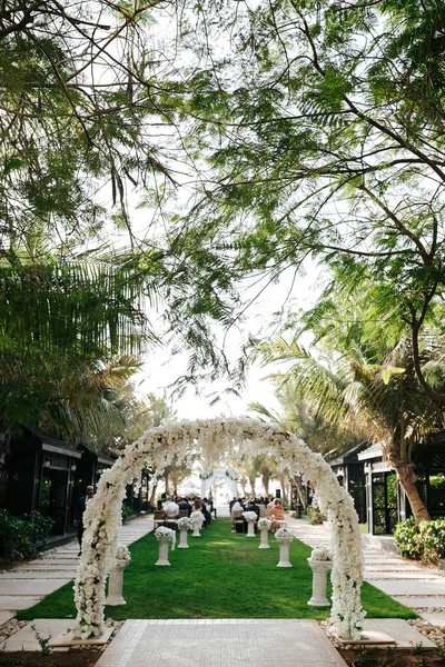 Buitenbruiloftsfeest Hotel Bruidsboog Decoratie — Stockfoto