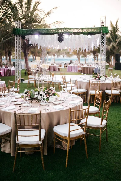 야자수 아래서 열리는 결혼식 호텔에 지역에 테이블 마당이요 베이지 분홍색 — 스톡 사진