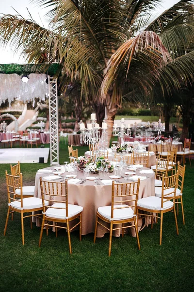 Internationale Hochzeitsfeier Unter Palmen Servierte Tische Auf Der Grünfläche Hotel — Stockfoto
